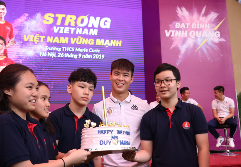 Duy Mạnh được các học sinh trường Marie Cuire chúc mừng sinh nhật sớm. (Ảnh: Vietnam+)