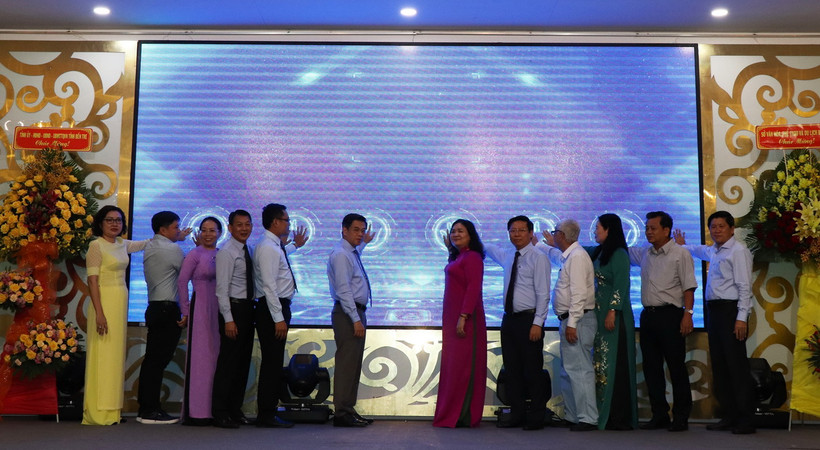 Các đại biểu phát động “Chương trình bình chọn điểm đến du lịch hấp dẫn Thành phố Hồ Chí Minh và 13 tỉnh, thành đồng bằng sông Cửu Long năm 2024”. (Ảnh: Công Trí/TTXVN)