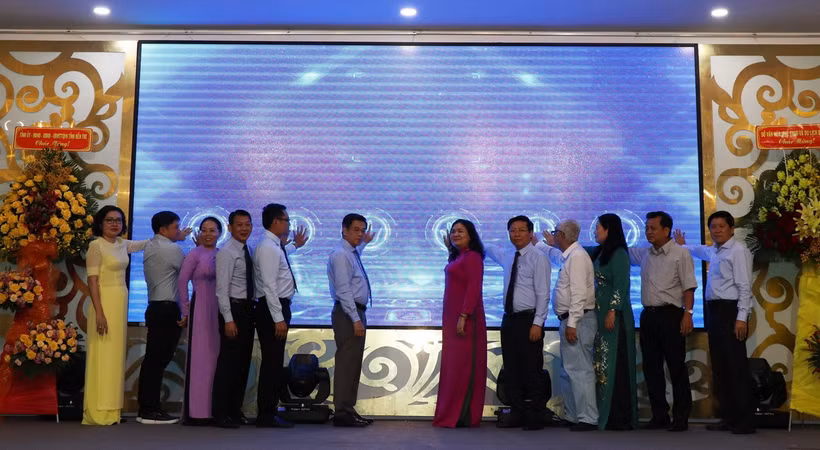 Các đại biểu phát động “Chương trình bình chọn điểm đến du lịch hấp dẫn Thành phố Hồ Chí Minh và 13 tỉnh, thành đồng bằng sông Cửu Long năm 2024”. (Ảnh: Công Trí/TTXVN)