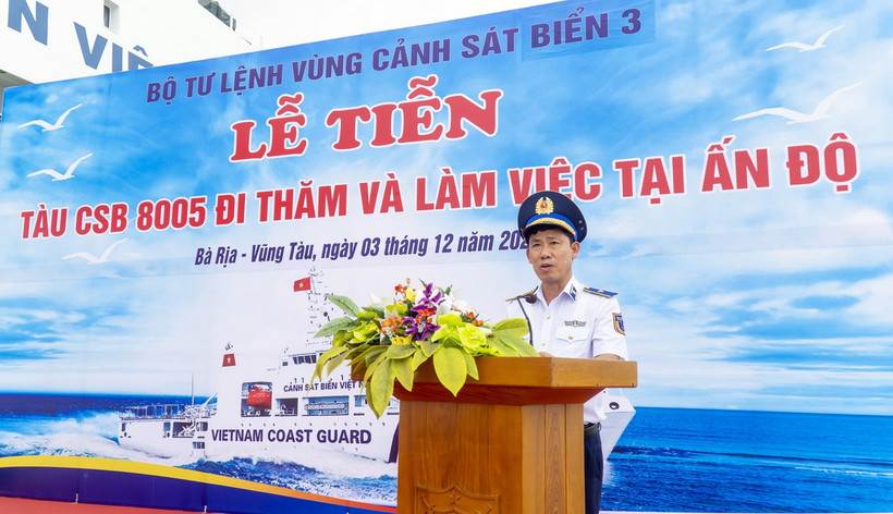 Thiếu tướng Ngô Bình Minh, Tư lệnh Vùng Cảnh sát biển 3 phát biểu giao nhiệm vụ cho Đoàn. (Ảnh: TTXVN phát)