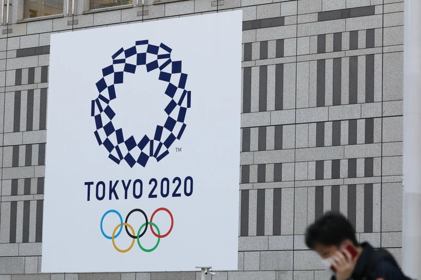 Biểu tượng Olympic Tokyo 2020 tại Tokyo, Nhật Bản. (Ảnh: THX/TTXVN)