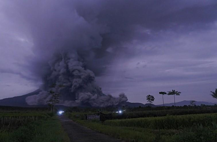 Núi lửa Semeru ở Đông Java, Indonesia phun trào dung nham ngày 1/12. (Ảnh: AFP/TTXVN)