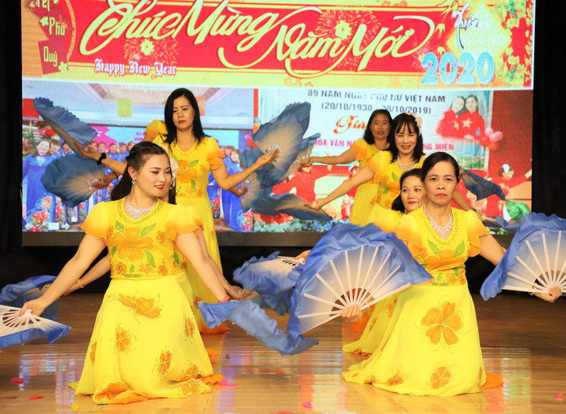 Tiết mục múa “Thương quá Việt Nam”. (Ảnh: Hoài Nam/Vietnam+)