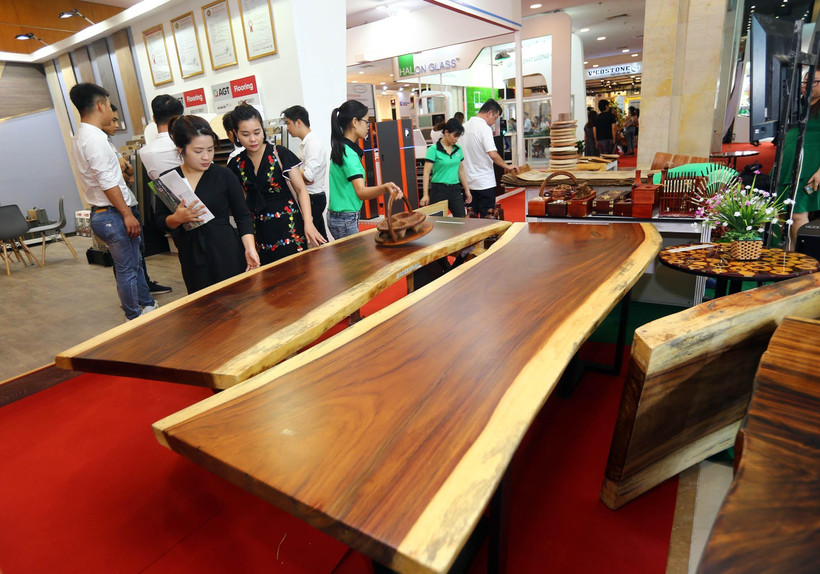 Khách tham quan triển lãm. (Ảnh: Danh Lam/TTXVN)