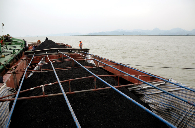 Số than cám không rõ nguồn gốc trên tàu NĐ-1933 bị tạm giữ. (Ảnh: TTXVN phát)