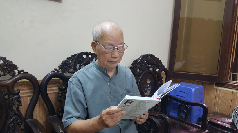 Giáo sư-Tiến sỹ-Nghệ sỹ Nhân dân Lê Ngọc Canh với cuốn sách mới xuất bản về nghệ thuật múa. (Ảnh: Đinh Thuận/TTXVN)
