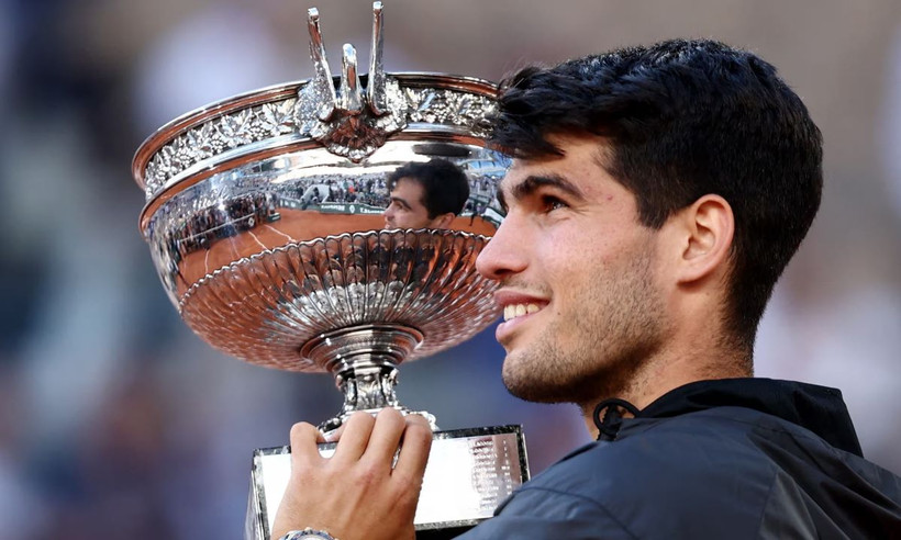 Alcaraz lần đầu giành chức vô địch Roland Garros. (Nguồn: Reuters)