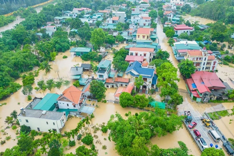 Mưa lớn gây ngập lụt tại thành phố Uông Bí, tỉnh Quảng Ninh. (Ảnh: Thanh Hương/TTXVN phát)