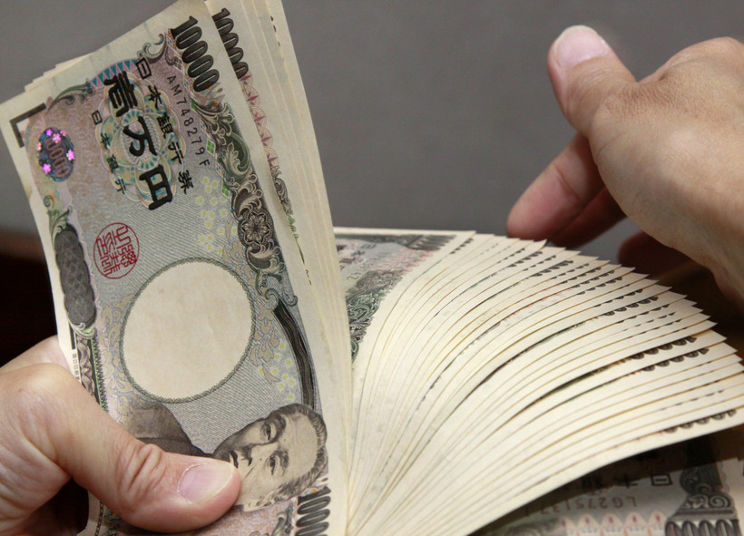Kiểm đồng 10.000 yen tại một ngân hàng ở Tokyo, Nhật Bản. (Ảnh: AFP/TTXVN)