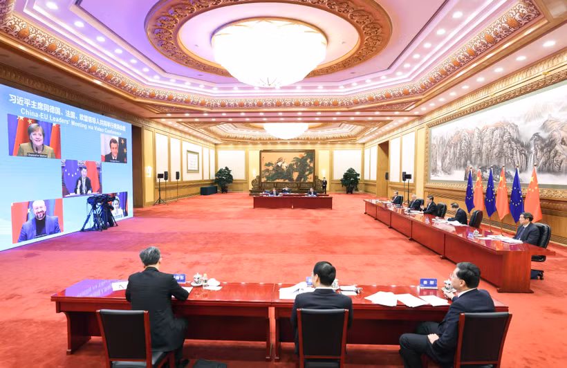Chủ tịch Trung Quốc Tập Cận Bình (giữa, bên phải) trong cuộc họp trực tuyến hoàn tất đàm phán về Hiệp định Đầu tư toàn diện EU- Trung Quốc với các quan chức Liên minh châu Âu (EU), ngày 30/12/2020. (Ảnh: THX/TTXVN)