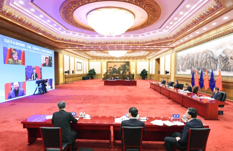 Chủ tịch Trung Quốc Tập Cận Bình (giữa, bên phải) trong cuộc họp trực tuyến hoàn tất đàm phán về Hiệp định Đầu tư toàn diện EU- Trung Quốc với các quan chức Liên minh châu Âu (EU), ngày 30/12/2020. (Ảnh: THX/TTXVN)