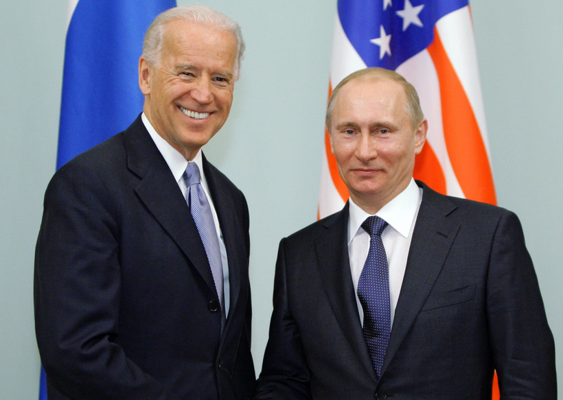 Tổng thống Nga Vladimir Putin (phải) và ông Joe Biden trong cuộc gặp tại Moskva, Nga, ngày 10/3/2011. (Ảnh: AFP/TTXVN)