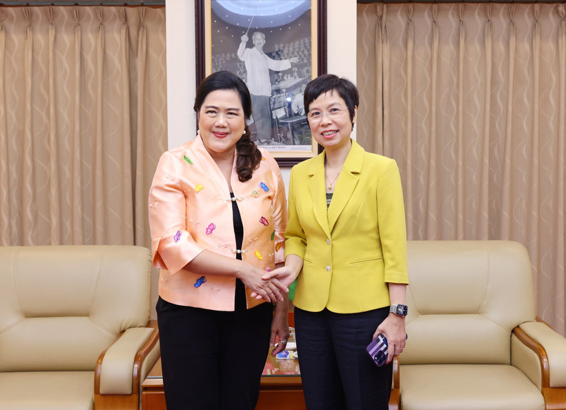 Tổng Giám đốc Thông tấn xã Việt Nam Vũ Việt Trang tiếp Tổng giám đốc Cục Quan hệ công chúng Thái Lan (PRD) Sudruetai Lertkasem. (Ảnh: Phạm Kiên/TTXVN)