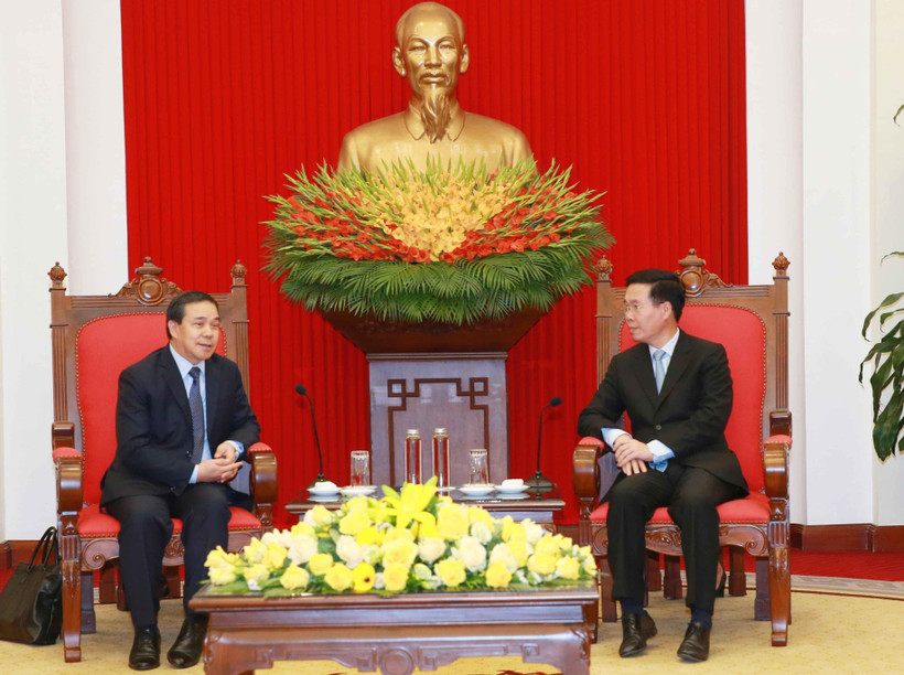 Thường trực Ban Bí thư Võ Văn Thưởng tiếp Đại sứ Lào tại Việt Nam Sengphet Houngboungnuang. (Ảnh: Phương Hoa/TTXVN)