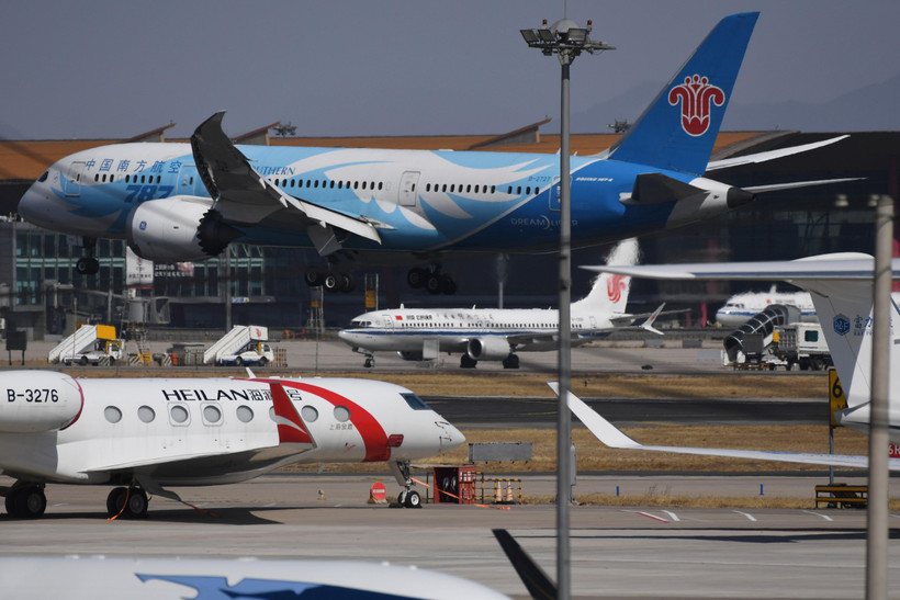 Máy bay 737 MAX 8 của Air China (giữa) và máy bay Boeing 787 của China Southern Airlines tại sân bay Bắc Kinh, Trung Quốc. (Ảnh: AFP/TTXVN)