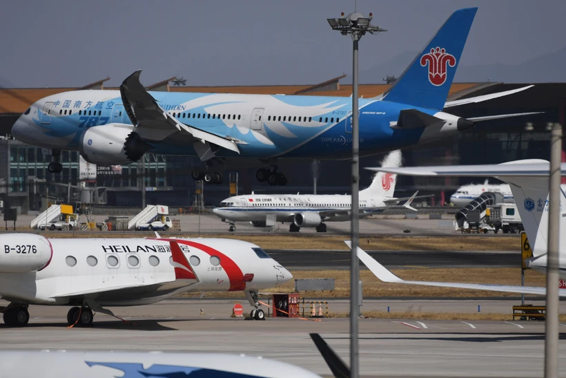 Máy bay 737 MAX 8 của Air China (giữa) và máy bay Boeing 787 của China Southern Airlines tại sân bay Bắc Kinh, Trung Quốc. (Ảnh: AFP/TTXVN)