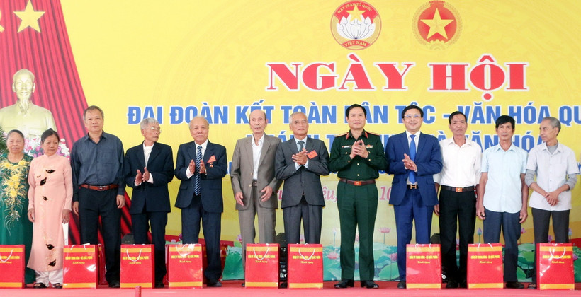 Đại tướng Nguyễn Tân Cương trao quà của Bộ Quốc phòng cho người có công, người cao tuổi, hộ nghèo, cận nghèo của thôn Trung Liêu. (Ảnh: Nguyễn Chinh/TTXVN)