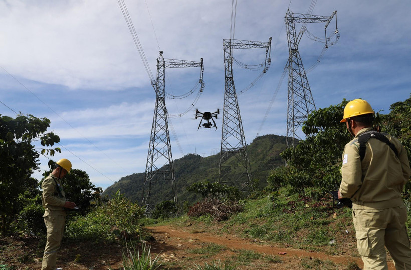 Đội vận hành đường dây Truyền tải điện Lâm Đồng (Công ty Truyền tải Điện 3) sử dụng thiết bị bay kiểm tra đường dây 500kV mạch 2 đoạn qua đèo Bảo Lộc. (Ảnh: Ngọc Hà/TTXVN)