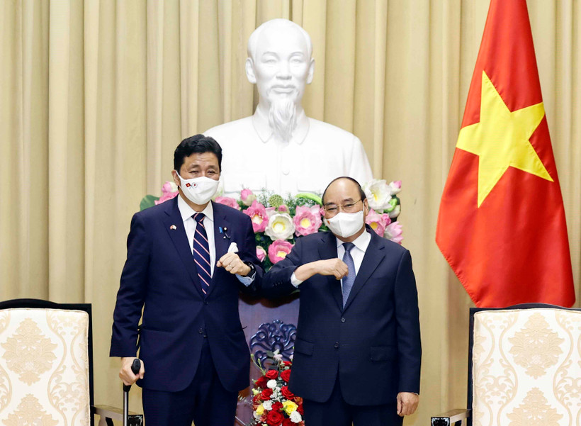 Chủ tịch nước Nguyễn Xuân Phúc và Bộ trưởng Quốc phòng Nhật Bản Kishi Nobuo. (Ảnh: Dương Giang/TTXVN)