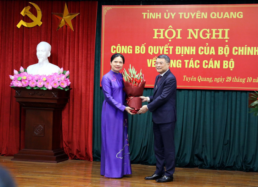 Trưởng Ban Tổ chức Trung ương Lê Minh Hưng trao Quyết định của Bộ Chính trị điều động, chỉ định đồng chí Hà Thị Nga tham gia Ban Chấp hành, Ban Thường vụ và giữ chức vụ Bí thư Tỉnh ủy Tuyên Quang nhiệm kỳ 2020-2025. (Ảnh: Quang Cường/TTXVN)