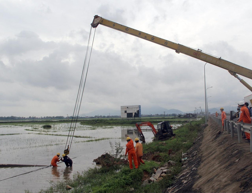 Cơn bão số 5 đã khiến hệ thống lưới điện của tỉnh Phú Yên bị thiệt hại nặng. (Ảnh: Xuân Triệu/TTXVN)