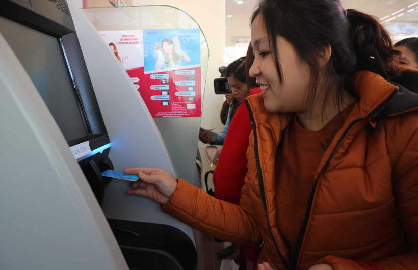 Khách hàng trải nghiệm dịch vụ tại ngân hàng tự động AutoBank CDM của Agribank. (Ảnh: Nguyễn Dũng/TTXVN)