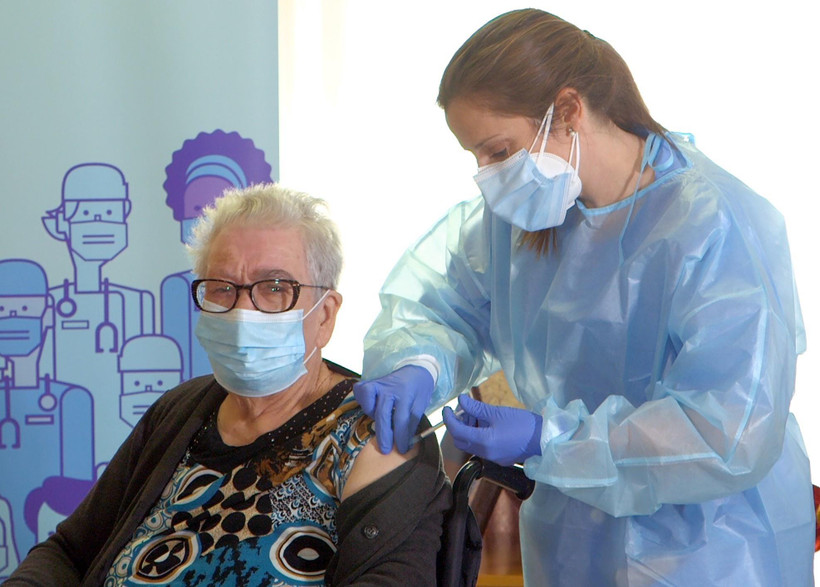 Một cụ bà được tiêm vaccine ngừa COVID-19 tại L'Hospitalet de Llobregat, Tây Ban Nha ngày 27/12/2020. (Ảnh: AFP/TTXVN)