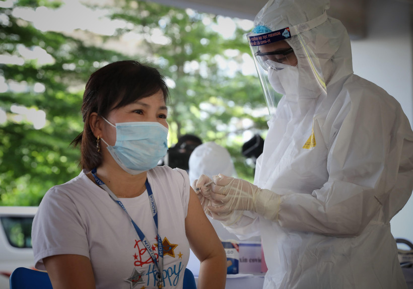 Tiêm vaccine phòng COVID-19 cho công nhân trong khu công nghiệp. (Ảnh: Danh Lam/TTXVN)