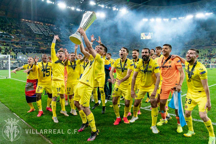 Cầu thủ Villarreal ăn mừng cùng người hâm mộ. (Nguồn: Villarreal)