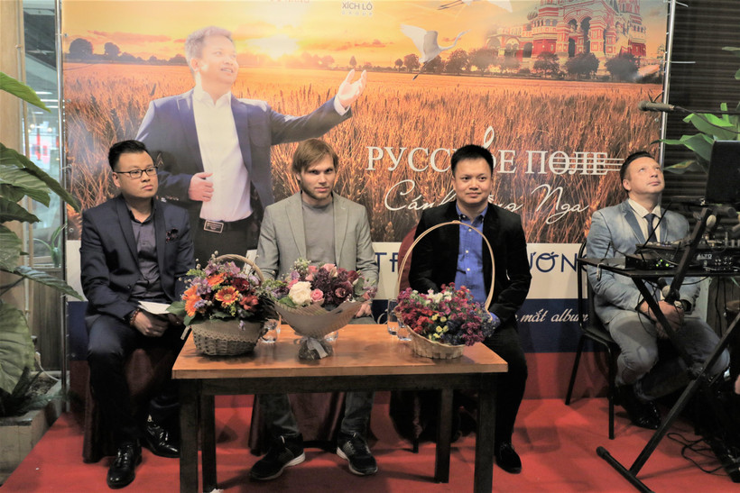 Trịnh Phương và nhà phối khí Alexandr Leonisko giao lưu cùng người hâm mộ. (Ảnh Dương Trí/TTXVN)