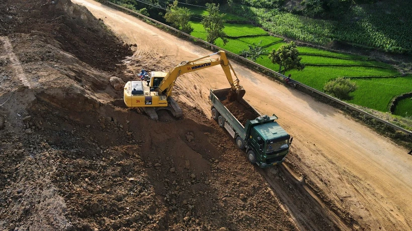 Nhà thầu thi công nâng cấp một tuyến Quốc lộ tại khu vực các tỉnh miền núi phía Bắc. (Ảnh: Việt Hùng/Vietnam+)