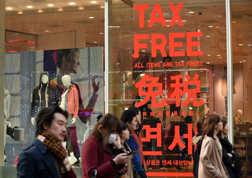 Một cửa hàng thời trang chủ trương miễn thuế tại Tokyo, Nhật Bản. (Ảnh: AFP/TTXVN)