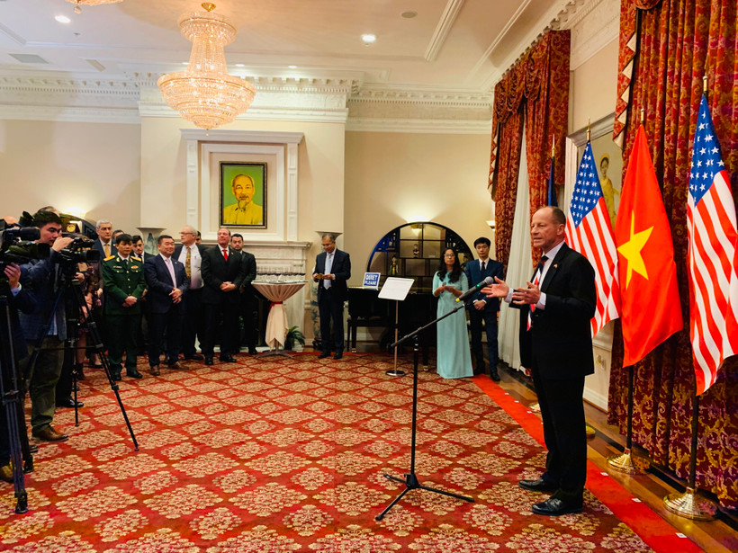 Trợ lý Ngoại trưởng Hoa Kỳ David Stilwell phát biểu tại Lễ khởi động kỷ niệm 25 năm thiết lập quan hệ ngoại giao Việt Nam-Hoa Kỳ (1995-2020). (Ảnh: Đặng Huyền/TTXVN)