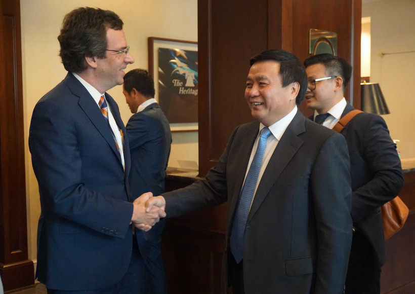 Ông Nguyễn Xuân Thắng, Bí thư Trung ương Đảng, Chủ tịch Hội đồng Lý luận trung ương, Giám đốc Học viện Chính trị quốc gia Hồ Chí Minh gặp ông Walter Lohman - Giám đốc Trung tâm nghiên cứu Heritage Foundation. (Ảnh: Đặng Thị Thu Huyền/TTXVN)