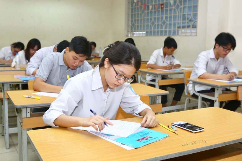 Thí sinh thi môn đầu tiên của tổ hợp Khoa học xã hội, môn Lịch sử. (Ảnh: Minh Quyết/TTXVN)