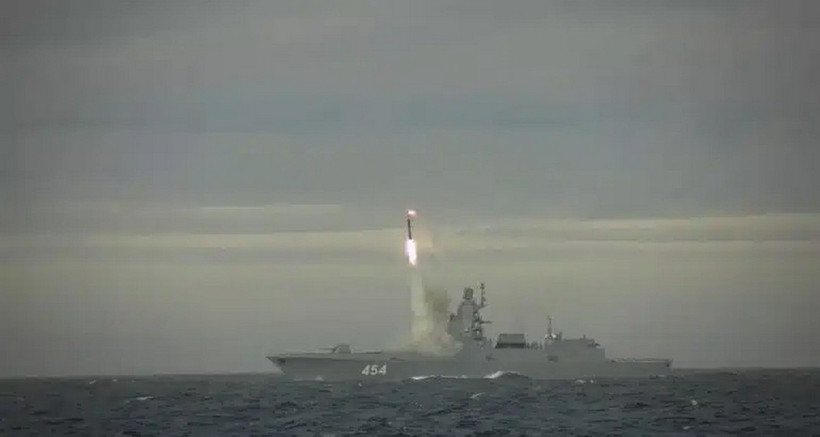 Khinh hạm Đô đốc Gorshkov phóng tên lửa Tsirkon. (Ảnh của Bộ Quốc phòng Nga)