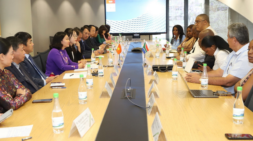 Đoàn đại biểu thành phố Hà Nội tại buổi làm việc cùng lãnh đạo chính quyền thành phố Tshwane (Pretoria) - Thủ đô hành chính của Nam Phi do ông Eugene Modise, Phó Thị trưởng thành phố Tshwane chủ trì tiếp. (Ảnh: Hồng Minh/TTXVN)