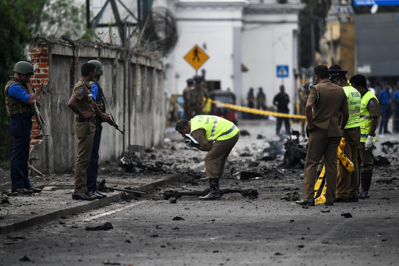 Lực lượng an ninh Sri Lanka điều tra tại hiện trường vụ nổ ở Colombo ngày 22/4/2019. (Ảnh: AFP/TTXVN) 