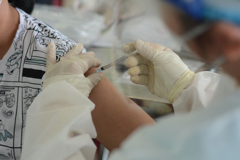 Tiêm vaccine phòng COVID-19 cho trẻ từ 6 đến dưới 12 tuổi. (Ảnh: Văn Dũng/TTXVN)