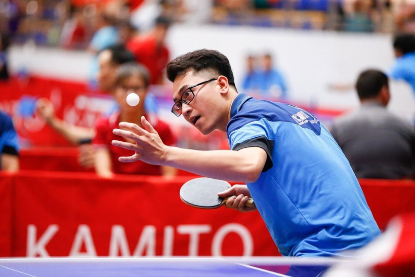 Vận động viên Cao Nhật Tân - Chi hội Nhà báo TTXVN thi đấu trận thứ ba ở nội dung đồng đội nam. (Ảnh: Trọng Đạt/TTXVN)