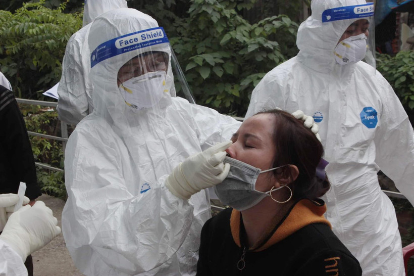 Ngành y tế lấy mẫu sàng lọc xét nghiệm COVID-19 cho người dân khu vực bị phong tỏa. (Ảnh: Đức Phương/TTXVN)