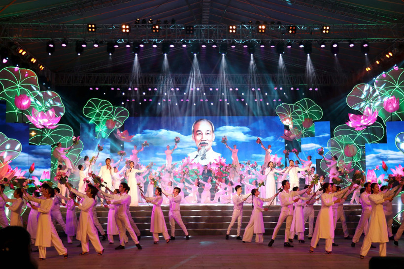 Tiết mục văn nghệ “Hồ Chí Minh đẹp nhất tên Người” kỷ niệm Ngày sinh Chủ tịch Hồ Chí Minh (19/5) và Ngày Bác Hồ ra đi tìm đường cứu nước (5/6). (Ảnh: Thanh Vũ – TTXVN) 