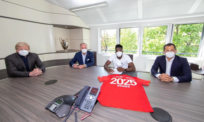 Davies gia hạn với Bayern đến năm 2025. (Nguồn: FC Bayern München)