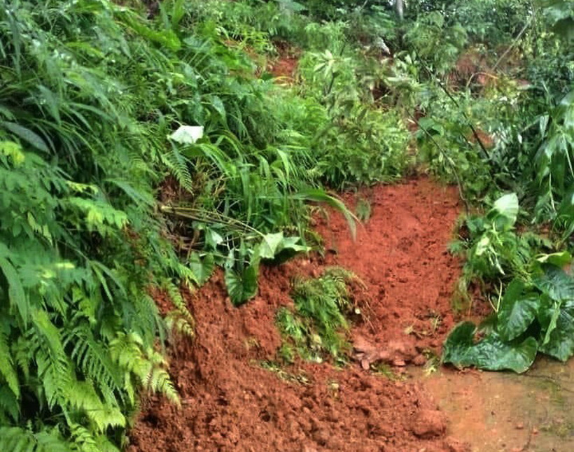 Nhiều tuyến đường giao thông từ các xã của địa bàn huyện Bắc Quang đi các thôn bản bị sạt lở nghiêm trọng, khiến giao thông đi lại khó khăn. (Ảnh: TTXVN phát)