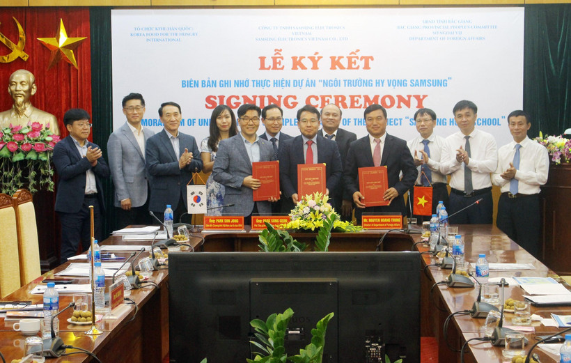 Đại diện UBND tỉnh Bắc Giang cùng đại diện công ty Samsung Việt Nam và tổ chức KFHI ký kết biên bản ghi nhớ dự án Trường học Hy vọng Samsung. (Ảnh: Tùng Lâm/TTXVN)