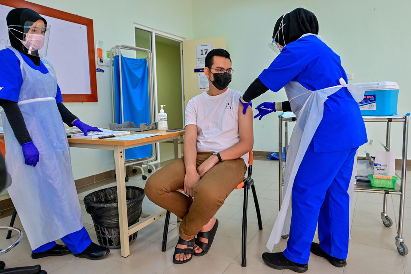 Tiêm vaccine phòng COVID-19 cho nhân viên y tế tại bệnh viện ở Sungai Buloh, gần Kuala Lumpur, Malaysia, ngày 3/3/2021. (Ảnh: THX/TTXVN)