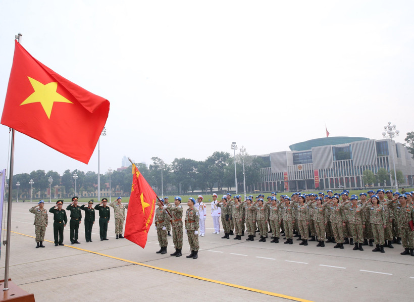 Cán bộ, nhân viên Bệnh viện dã chiến cấp 2 số 2 phát động thi đua lập công dâng Bác. (Ảnh: Dương Giang/TTXVN)