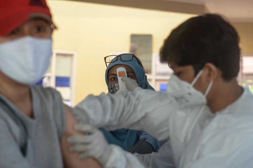 Nhân viên y tế tiêm vaccine phòng COVID-19 cho người dân tại Nam Tangerang, Indonesia, ngày 14/6/2021. (Ảnh: THX/TTXVN)