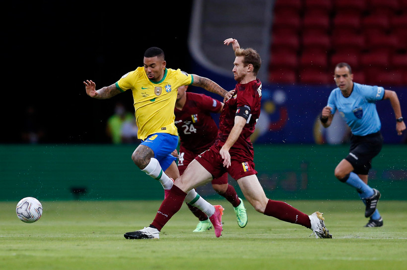 Pha tranh bóng giữa cầu thủ Gabriel Jesus (trái) của Brazil và Fernando Aristeguieta của Venezuela trong trận đấu bảng B Copa America 2021 tại Brasilia, Brazil, ngày 13/6/2021. (Ảnh: THX/TTXVN)