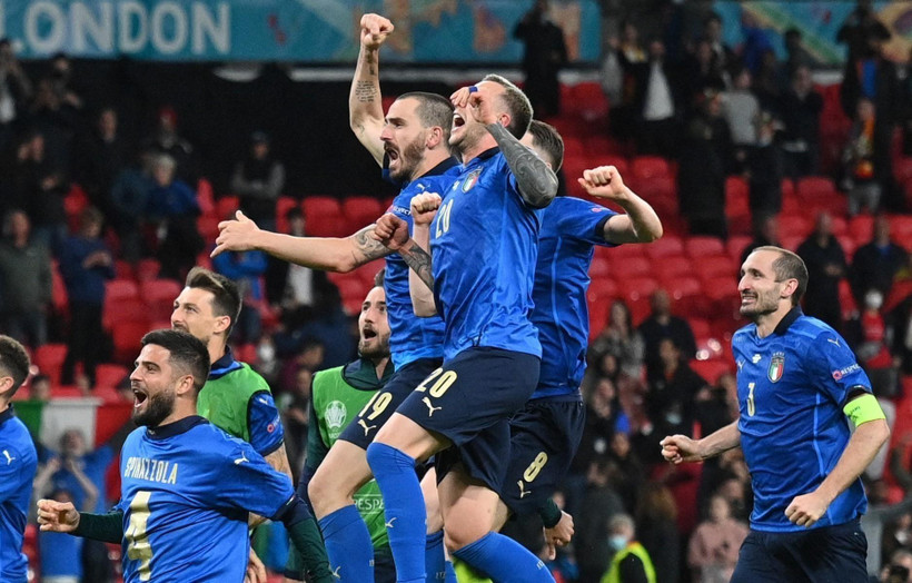 Các tuyển thủ Italy ăn mừng chiến thắng nghẹt thở trước Tây Ban Nha trong trận bán kết EURO 2020 trên sân Wembley (Anh) ngày 6/7/2021. (Ảnh: AFP/TTXVN)